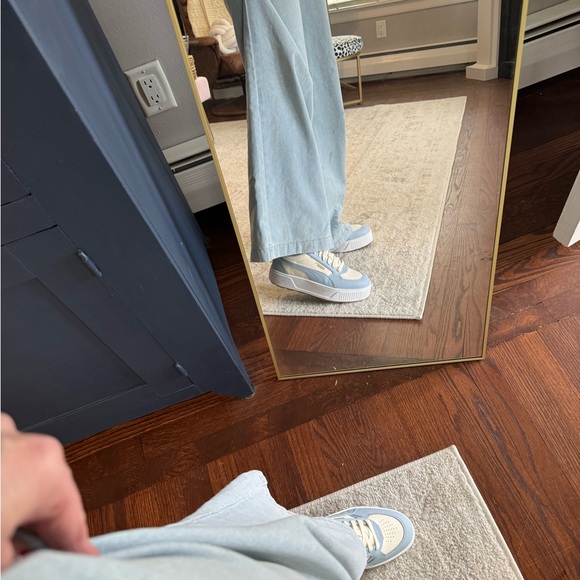 Puma size 9 sneakers - Picture 3 of 4